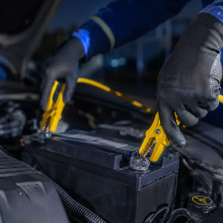 Bateria automotiva sendo atendida em um carro